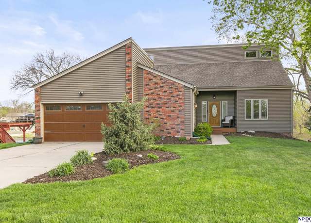 Property at 465 Lakehurst Dr, Waterloo, NE 68069, 3 beds, 2 baths