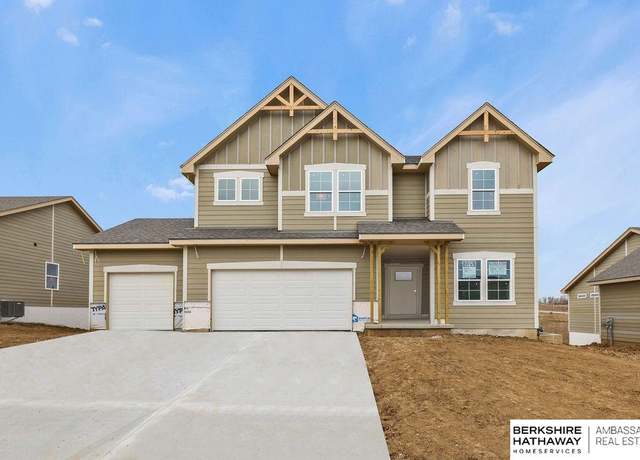 Property at 10206 S 110th Ave, Papillion, NE 68046, 4 beds, 3 baths