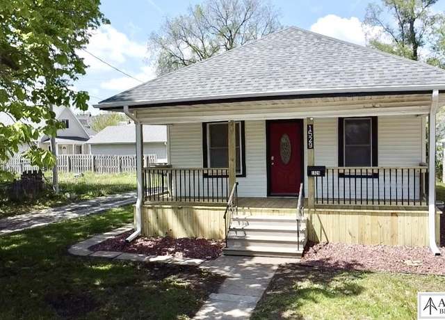 Property at 1529 N 25 St, Lincoln, NE 68503, 4 beds, 2 baths
