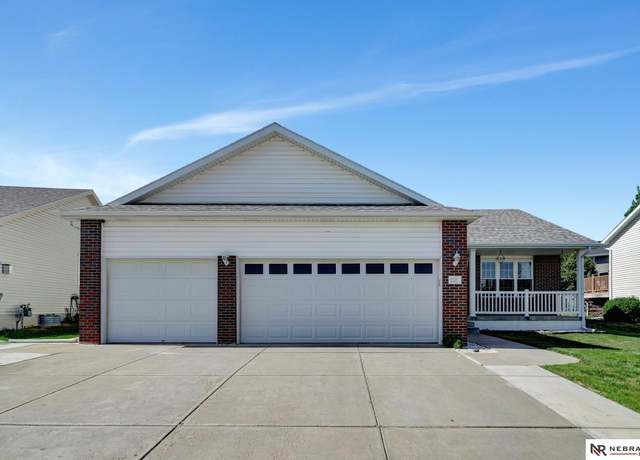 Property at 1521 Morton St, Lincoln, NE 68521, 4 beds, 3 baths