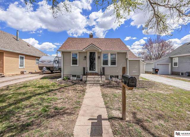 Property at 1726 N Union St, Fremont, NE 68025, 3 beds, 1.5 baths
