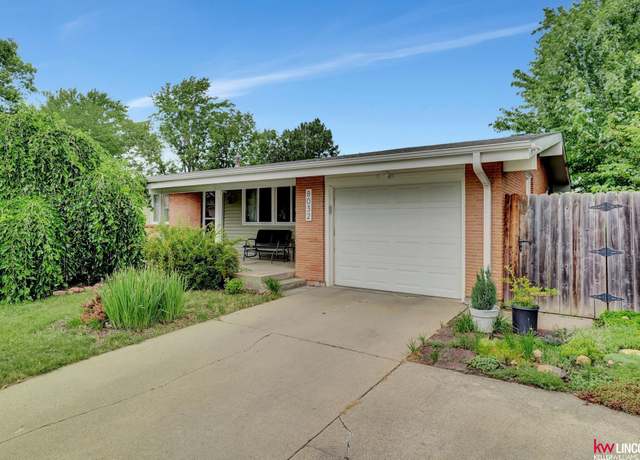 Property at 8032 E Avon Ln, Lincoln, NE 68505, 3 beds, 2.5 baths