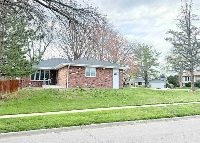 Property at 5820 Elkcrest Dr, Lincoln, NE 68516, 4 beds, 3 baths