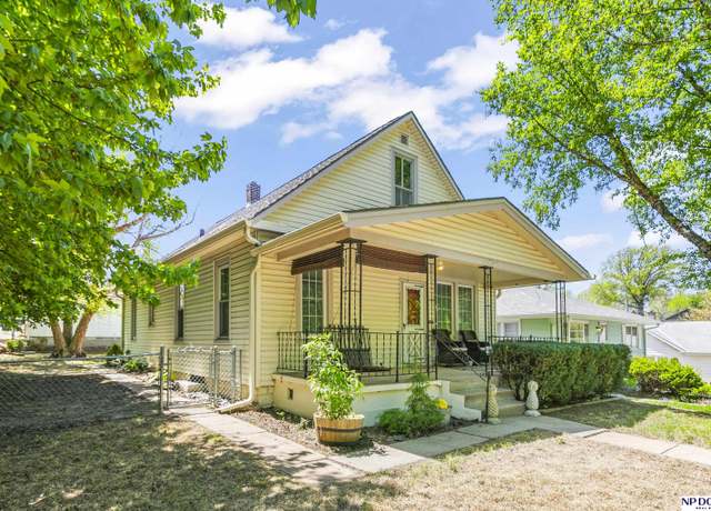 Property at 5131 Pratt St, Omaha, NE 68104, 3 beds, 2 baths