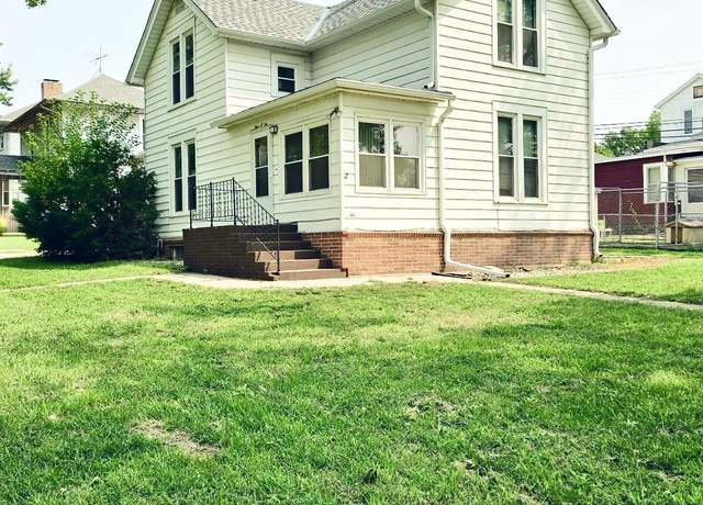 Property at 902 D St, Fairbury, NE 68352, 4 beds, 1 bath