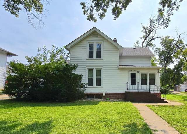 Property at 902 D St, Fairbury, NE 68352, 4 beds, 1 bath