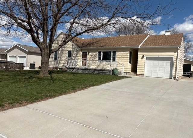 Property at 826 N Garden City Rd, Fremont, NE 68025, 3 beds, 2 baths