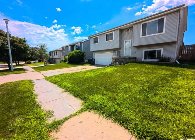 Property at 2733 NW 8th St, Lincoln, NE 68521, 3 beds, 2 baths