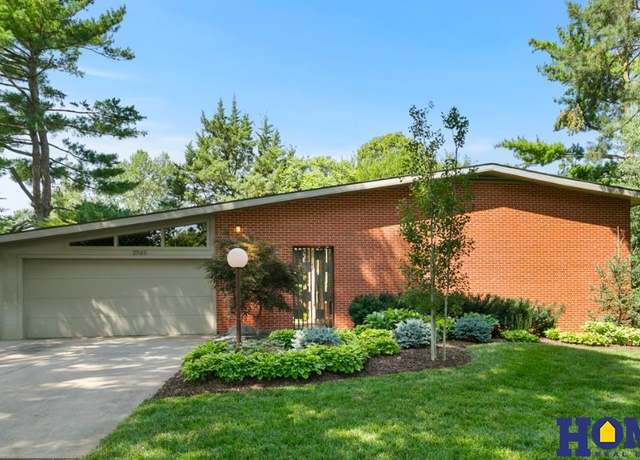 Property at 2745 Anderson Dr, Lincoln, NE 68506, 3 beds, 2 baths