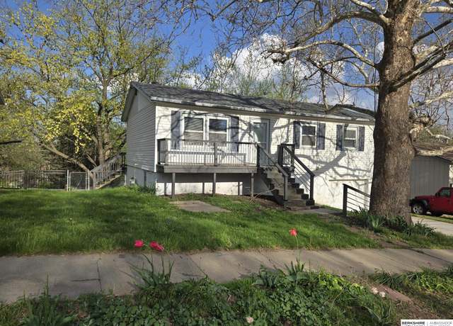 Property at 1309 S 10th St, Plattsmouth, NE 68048, 4 beds, 1.5 baths