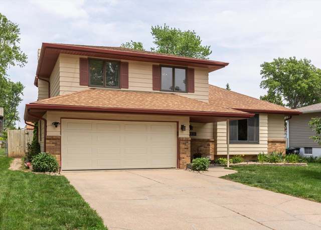 Property at 10636 O St, Omaha, NE 68127, 3 beds, 2.5 baths