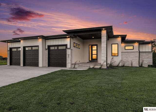 Property at 9423 S 86th St, Lincoln, NE 68526, 5 beds, 2.5 baths