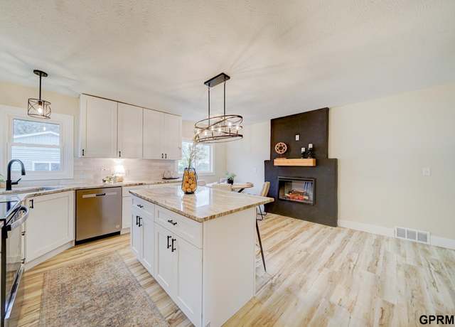 Property at 800 W Garfield St, Lincoln, NE 68522, 4 beds, 2 baths