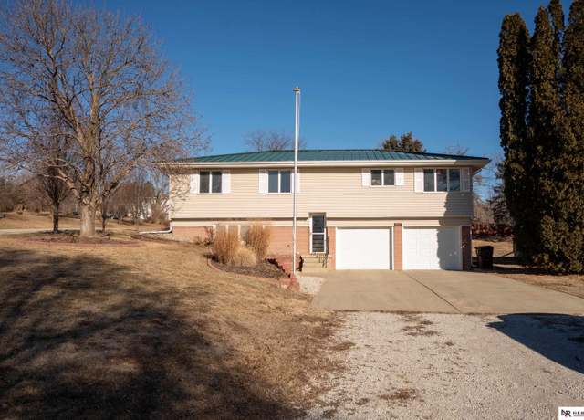 Property at 1922 K St, Tekamah, NE 68061, 4 beds, 3 baths