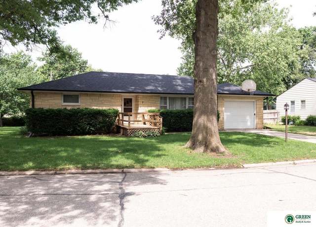 Property at 7 Fairview Dr, York, NE 68467, 2 beds, 1.5 baths
