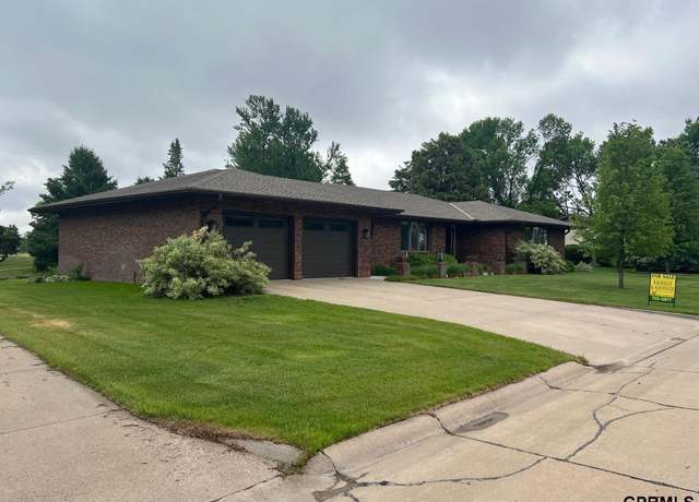 Property at 802 Parkview Dr, Henderson, NE 68371, 2 beds, 3 baths