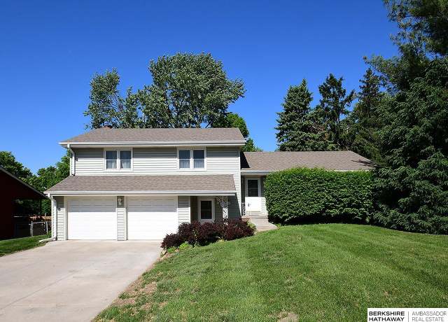 Property at 4510 Eastridge Dr, Omaha, NE 68134, 4 beds, 2.5 baths