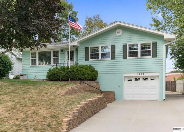 Property at 2208 Greensboro Ave, Bellevue, NE 68005, 3 beds, 2.5 baths