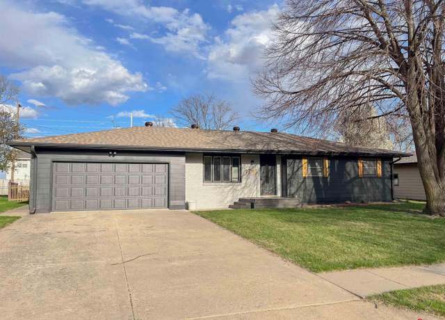 Property at 1716 Pleasant View Ave, Beatrice, NE 68310, 4 beds, 2.5 baths