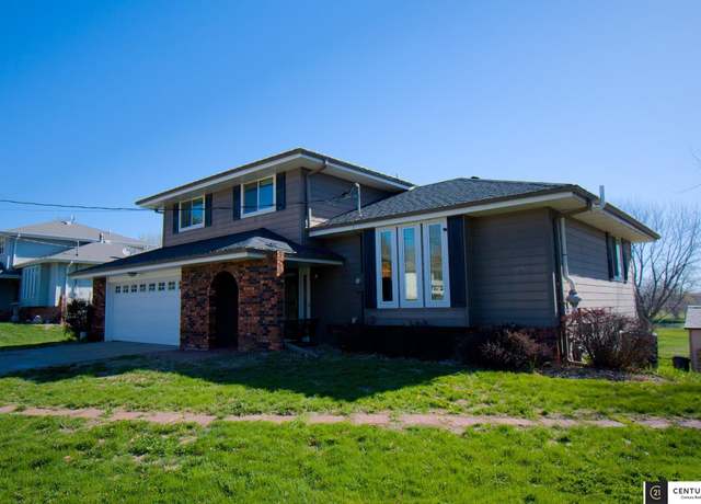 Property at 307 Maple Dr, Treynor, IA 51575, 3 beds, 3.5 baths