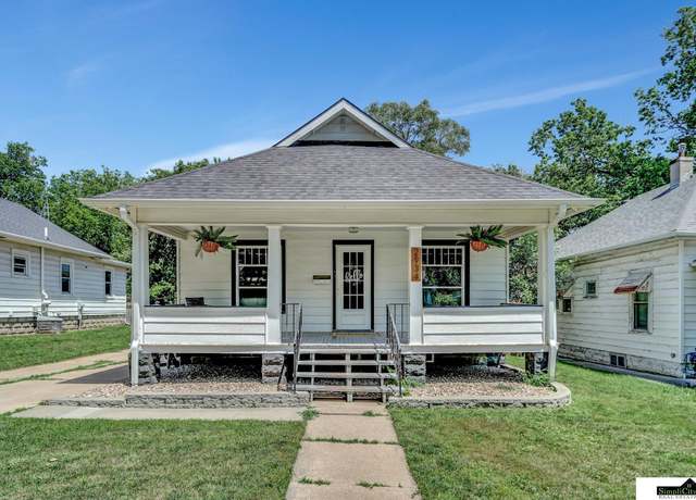 Property at 2934 Sumner St, Lincoln, NE 68502, 3 beds, 2 baths