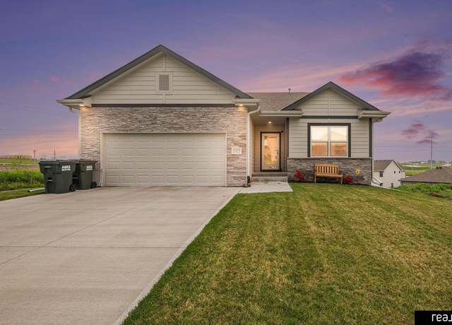Property at 12218 S 113 St, Papillion, NE 68046, 2 beds, 3 baths