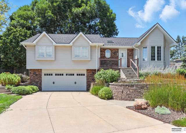 Property at 15522 Fieldcrest Cir, Omaha, NE 68154, 3 beds, 2.5 baths