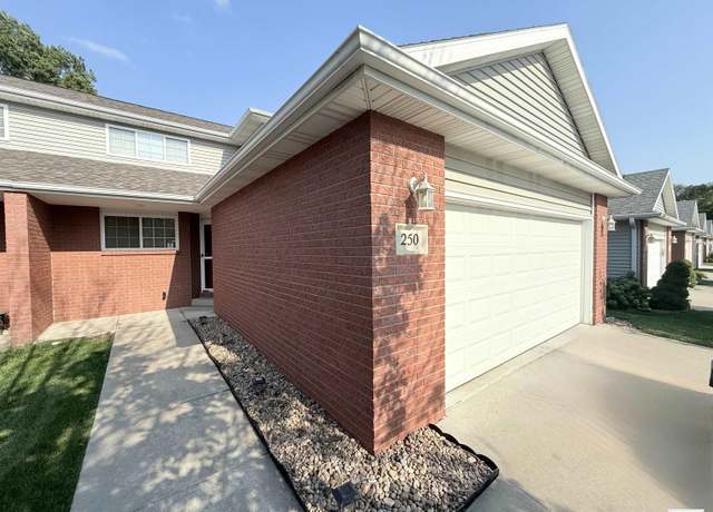 Property at 250 S 77 St, Lincoln, NE 68510, 3 beds, 2.5 baths