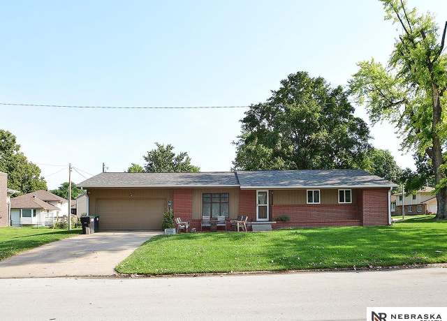 Property at 21604 Leavenworth St, Omaha, NE 68022, 4 beds, 2.5 baths