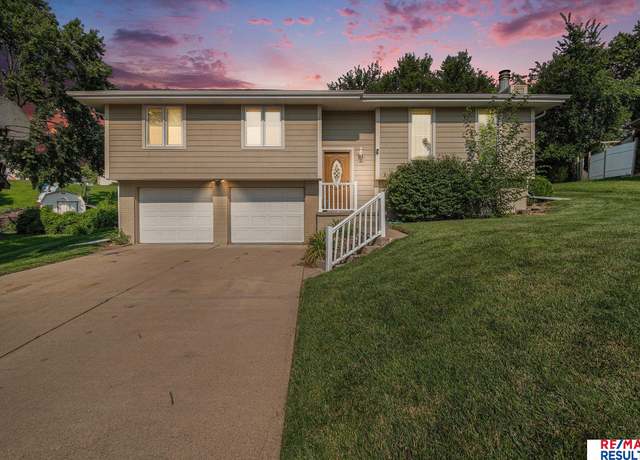 Property at 10723 Borman Cir, Omaha, NE 68127, 3 beds, 2 baths