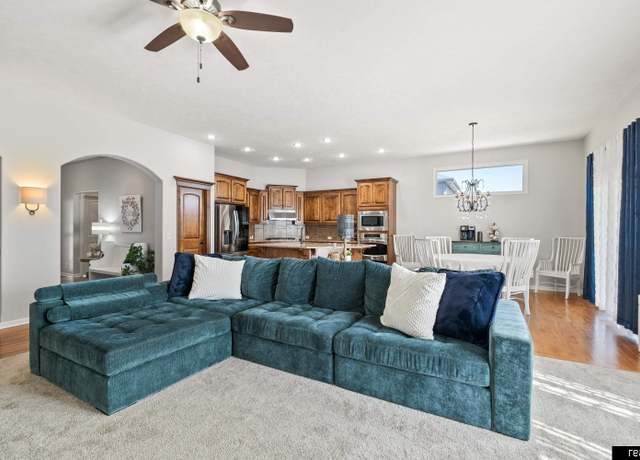 Property at 7645 Leawood St, Papillion, NE 68046, 4 beds, 3 baths