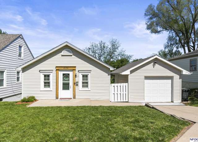 Property at 2131 S 49 Ave, Omaha, NE 68106, 2 beds, 2 baths