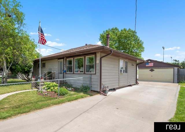 Property at 925 N 26 St, Council Bluffs, IA 51501, 2 beds, 2 baths