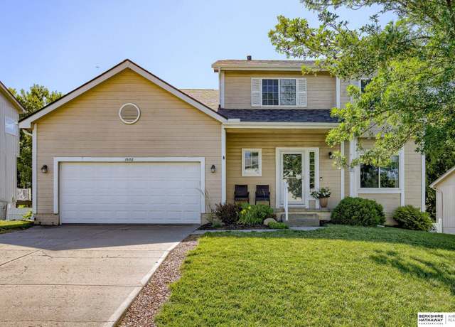 Property at 1608 Walnut Creek Dr, Papillion, NE 68046, 5 beds, 3.5 baths