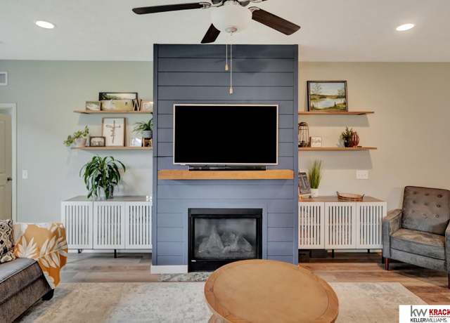 Property at 7237 Yankee Woods Dr, Lincoln, NE 68516, 5 beds, 3 baths