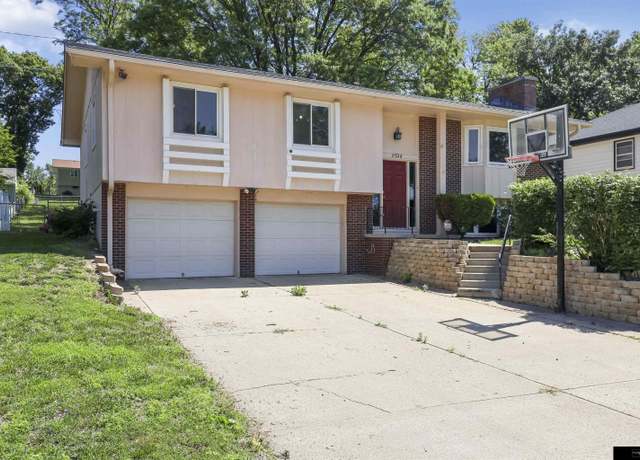 Property at 11536 Raleigh Dr, Omaha, NE 68164, 3 beds, 2 baths