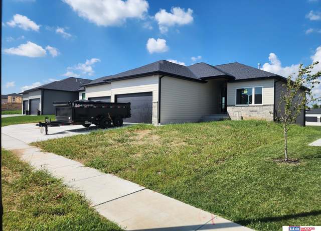 Property at 443 Deep Water Dr, Lincoln, NE 68527, 5 beds, 3 baths