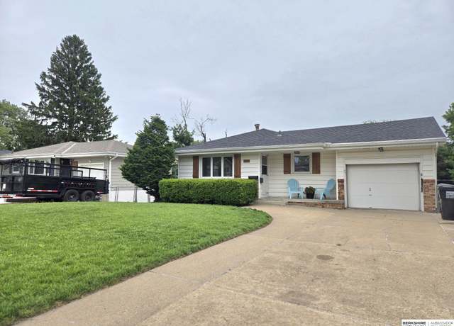 Property at 713 Janes View St, Papillion, NE 68046, 4 beds, 2 baths