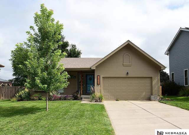 Property at 2706 Coffey Ave, Bellevue, NE 68123, 3 beds, 2 baths