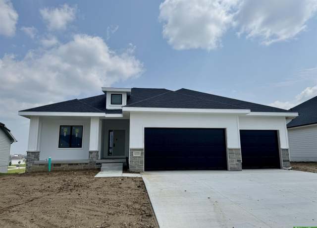 Property at 12375 Windsor Dr, Papillion, NE 68046, 4 beds, 3 baths