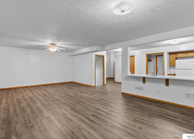 Property at 7240 Dorchester Ct, Lincoln, NE 68521, 4 beds, 5.5 baths