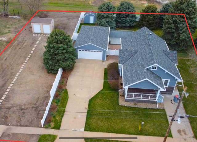 Property at 141 E Park St, Hastings, NE 68901, 3 beds, 2.5 baths