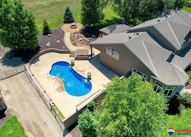 Property at 6700 SW 16th St, Lincoln, NE 68523, 5 beds, 3.5 baths