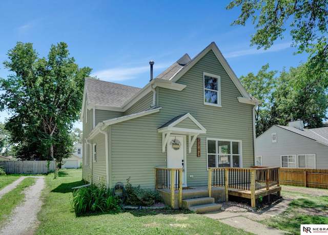 Property at 2763 E St, Lincoln, NE 68510, 4 beds, 2 baths