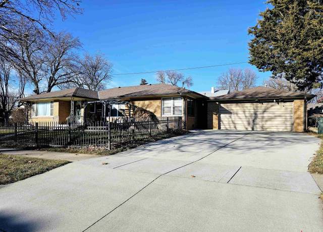 Property at 420 W 10th St, Hastings, NE 68901, 3 beds, 1 bath