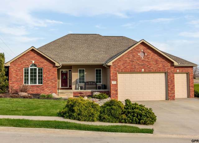 Property at 227 S Lakeview Way, Ashland, NE 68003, 4 beds, 3 baths