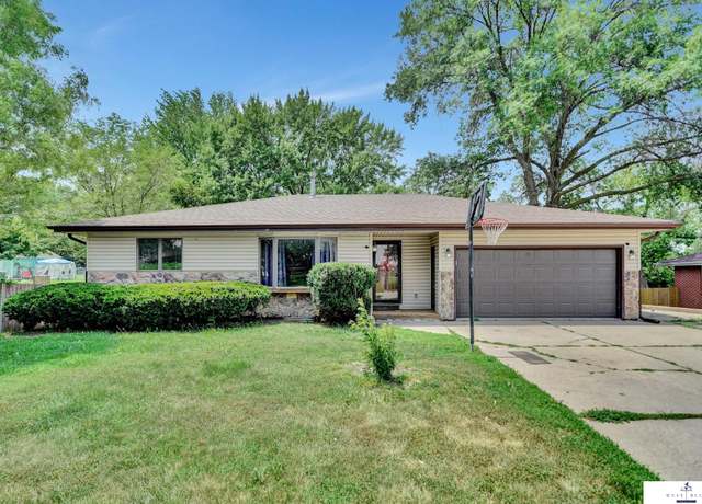 Property at 3735 S Folsom St, Lincoln, NE 68522, 4 beds, 2.5 baths