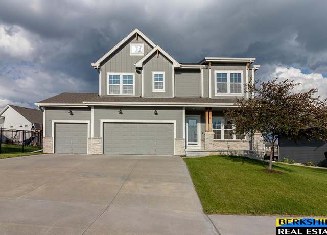Property at 10569 S 111 St, Papillion, NE 68046, 4 beds, 2.5 baths