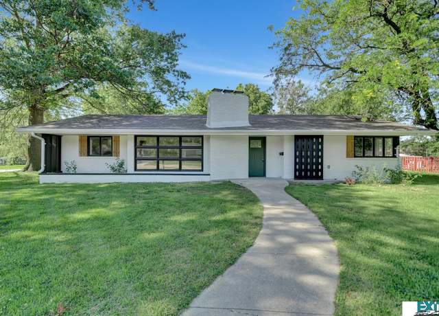 Property at 206 Florence Ave, Beatrice, NE 68310, 3 beds, 2.5 baths