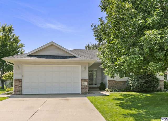Property at 1423 Brewer Dr, Fremont, NE 68025, 4 beds, 2 baths